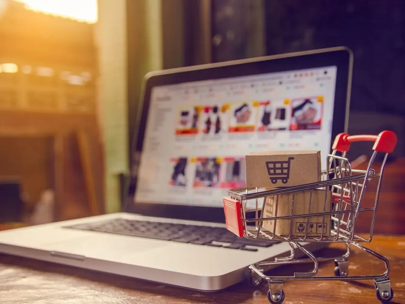 Foto de stock de un entorno de eCommerce con productos, embalaje y venta online.