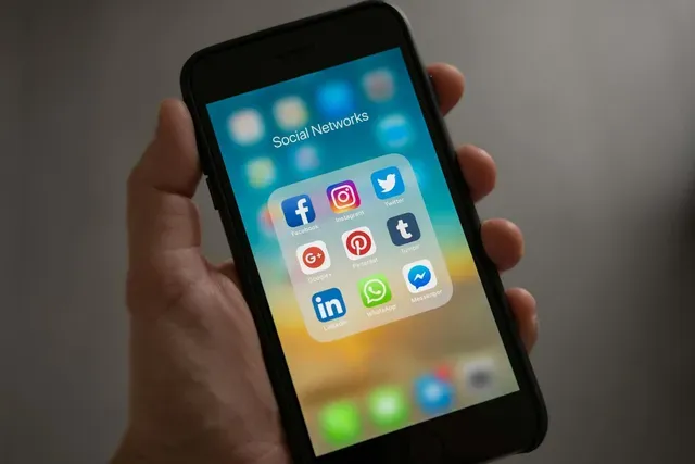 Imagen temporal de creadora con smartphone para el experimento de TikTok.