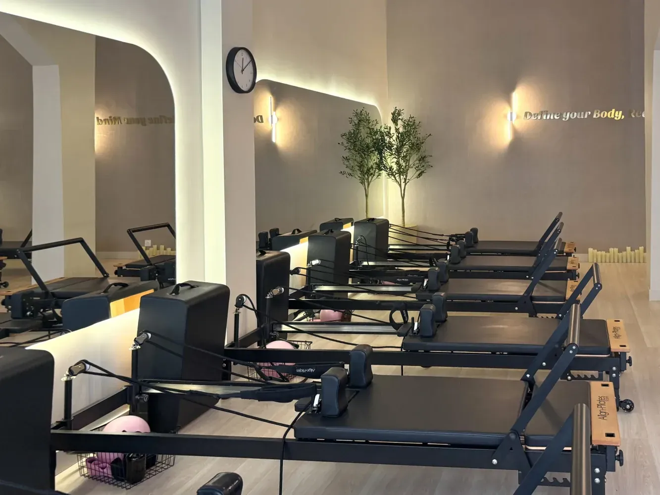 Foto de stock de pilates y bienestar con una clase premium y equipamiento especializado.