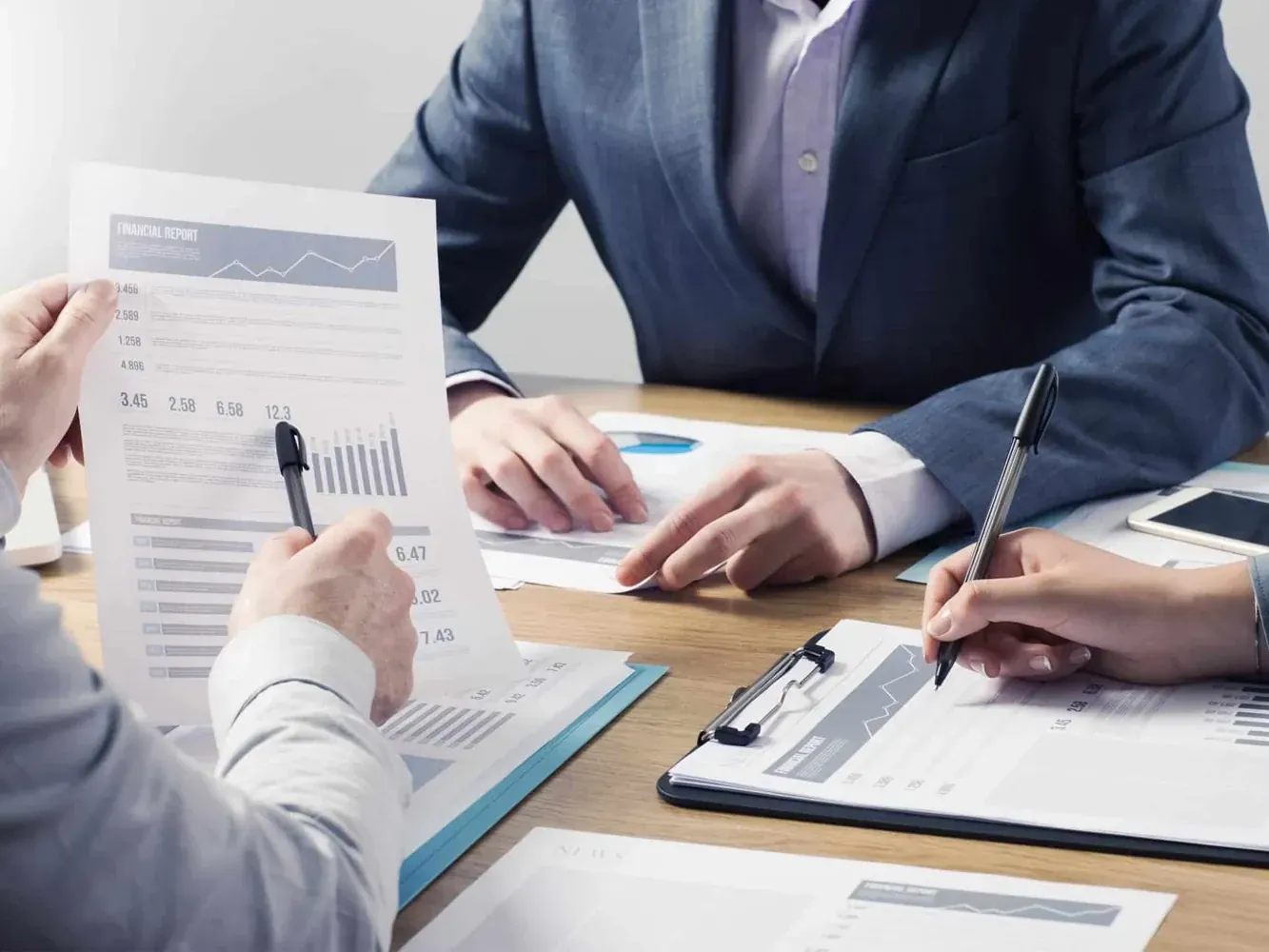 Foto de stock de servicios profesionales con reunión, asesoría y contexto corporativo.